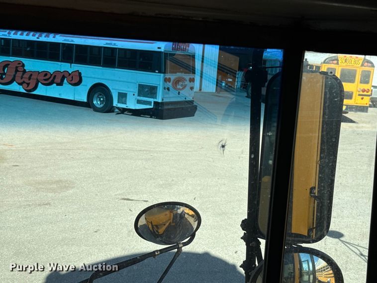 image for item ES5617 2001 Freightliner FS65 school bus