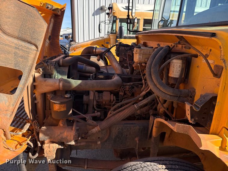 image for item ES5617 2001 Freightliner FS65 school bus