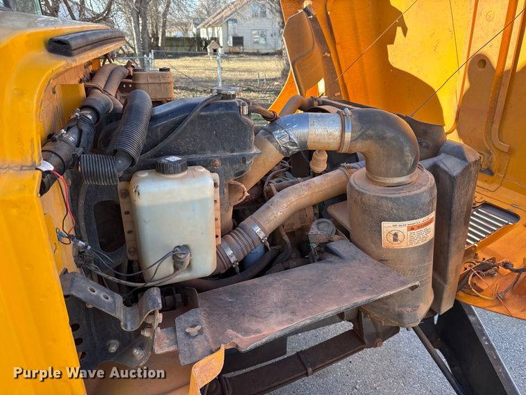 image for item ES5617 2001 Freightliner FS65 school bus