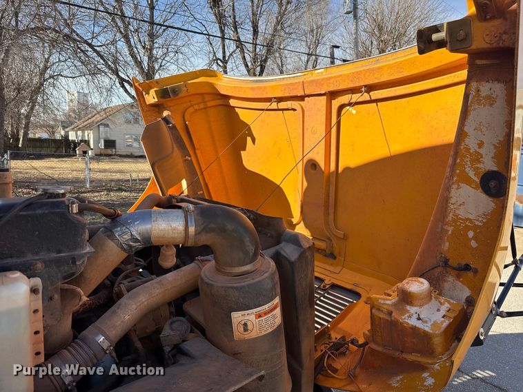 image for item ES5617 2001 Freightliner FS65 school bus