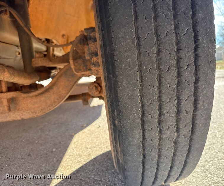 image for item ES5617 2001 Freightliner FS65 school bus