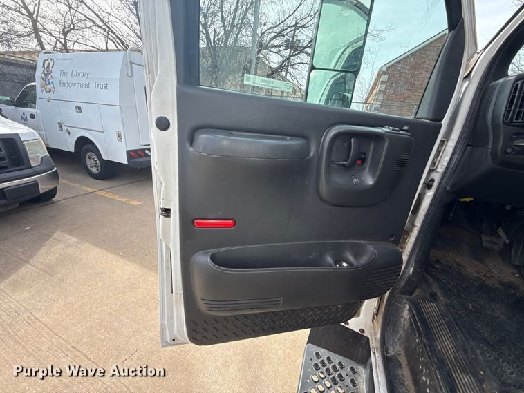 image for item ES5885 2009 GMC C5500 box truck