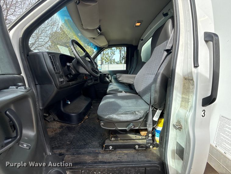 image for item ES5885 2009 GMC C5500 box truck