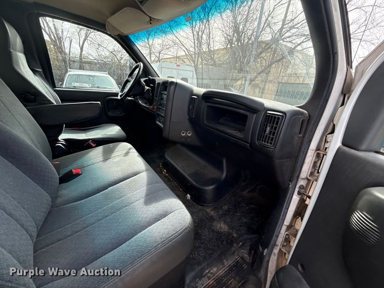 image for item ES5885 2009 GMC C5500 box truck