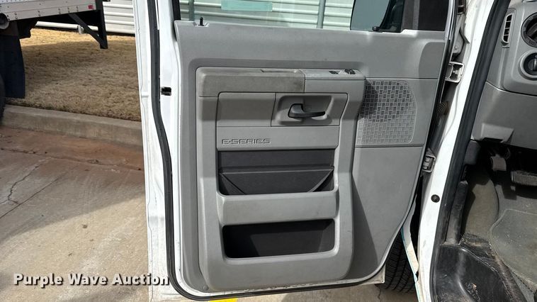 image for item ES5886 2010 Ford E150 van