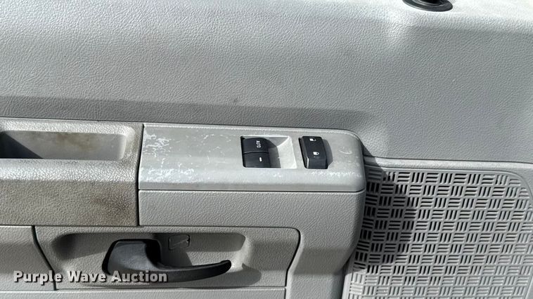 image for item ES5886 2010 Ford E150 van