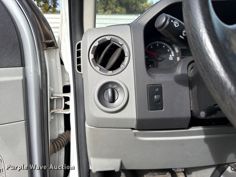 image for item ES5886 2010 Ford E150 van