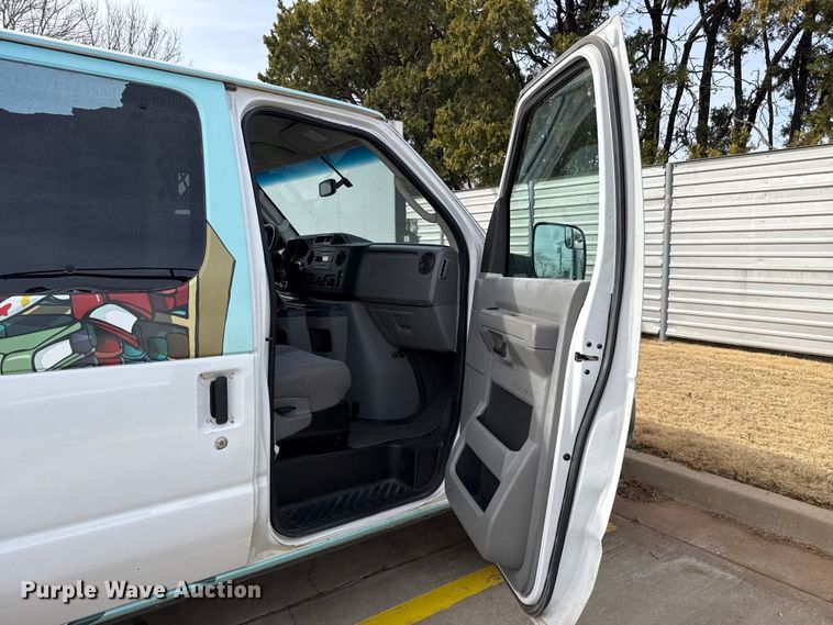 image for item ES5886 2010 Ford E150 van