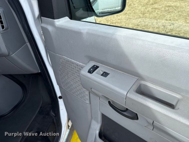 image for item ES5886 2010 Ford E150 van