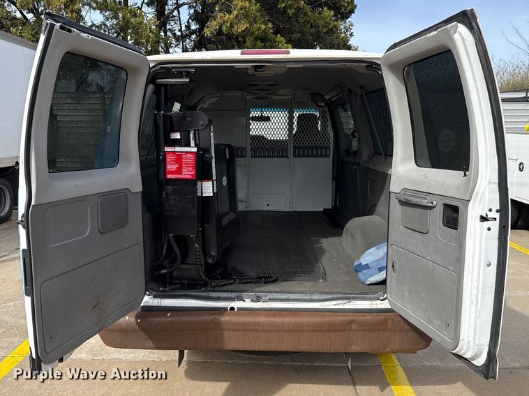 image for item ES5886 2010 Ford E150 van