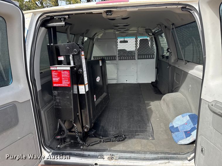 image for item ES5886 2010 Ford E150 van