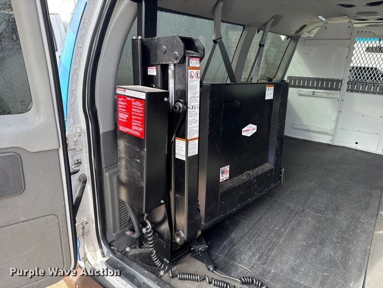 image for item ES5886 2010 Ford E150 van