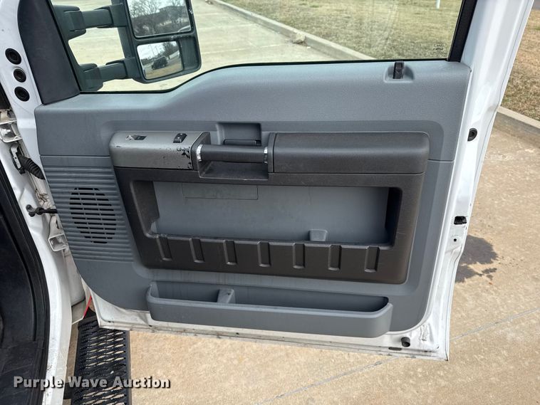 image for item ES5917 2016 Ford F350 Super Duty ambulance