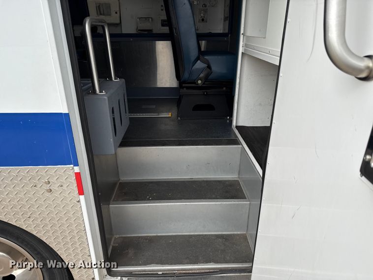 image for item ES5918 2016 Ford F450 Super Duty ambulance