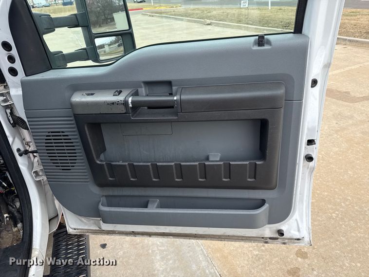 image for item ES5919 2016 Ford F350 Super Duty ambulance