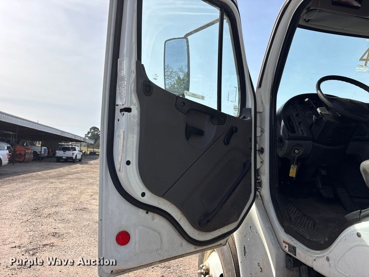 image for item ES8590 2013 Freightliner Business Class M2 dump truck