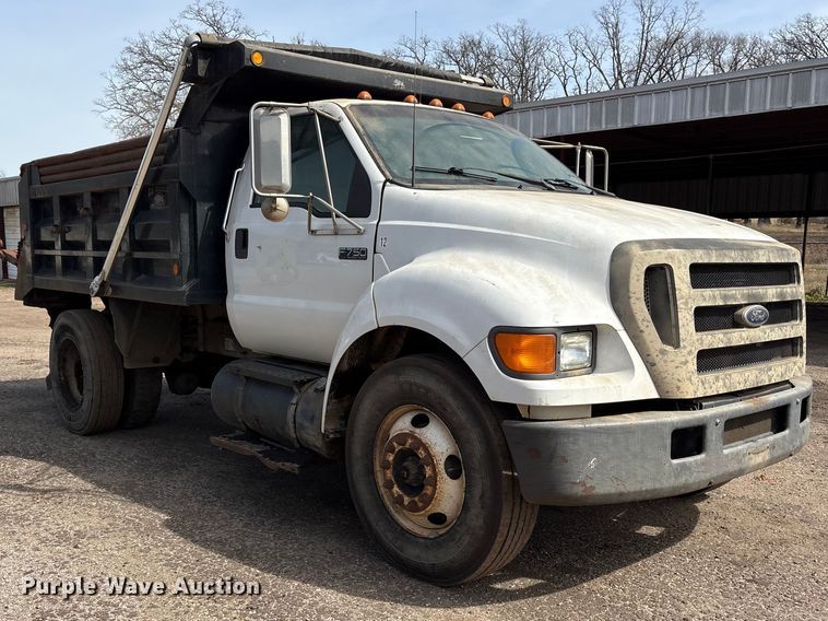 image for item ES8592 2004 Ford F750 dump truck