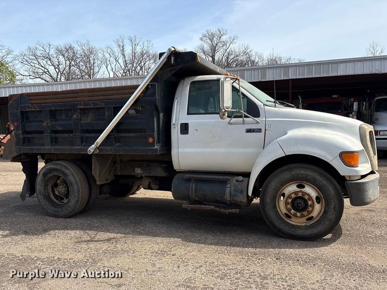 image for item ES8592 2004 Ford F750 dump truck