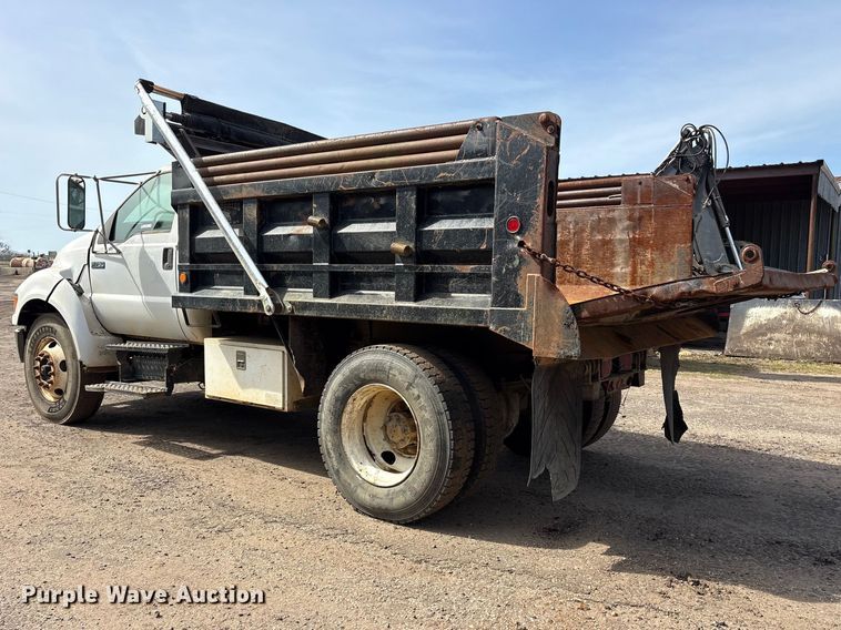 image for item ES8592 2004 Ford F750 dump truck
