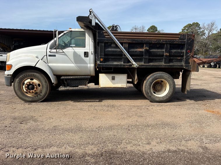 image for item ES8592 2004 Ford F750 dump truck