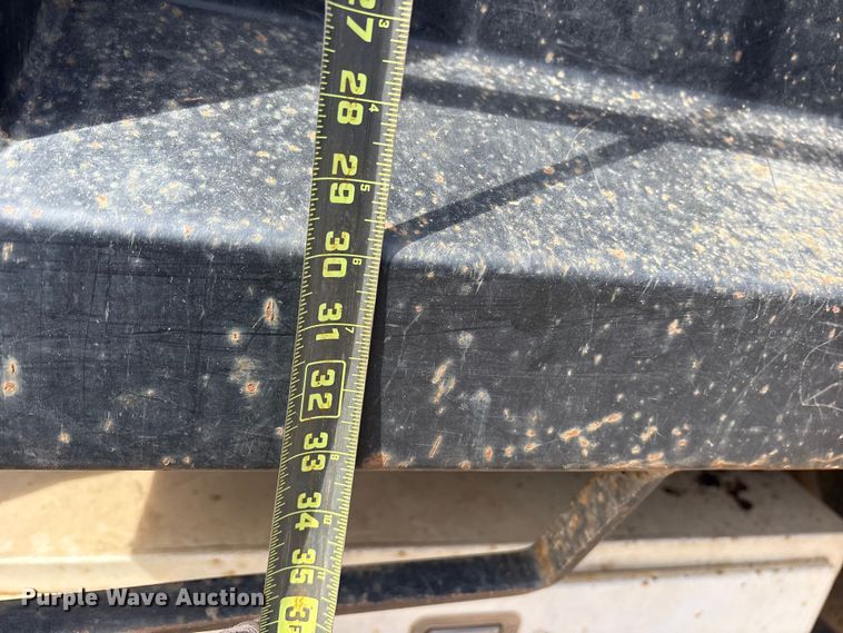 image for item ES8592 2004 Ford F750 dump truck