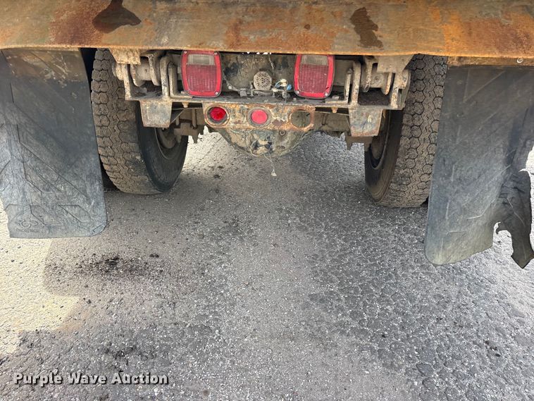 image for item ES8592 2004 Ford F750 dump truck