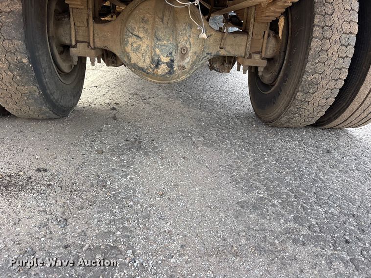 image for item ES8592 2004 Ford F750 dump truck