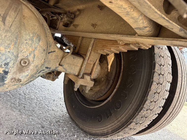 image for item ES8592 2004 Ford F750 dump truck