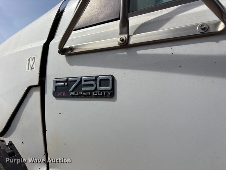 image for item ES8592 2004 Ford F750 dump truck