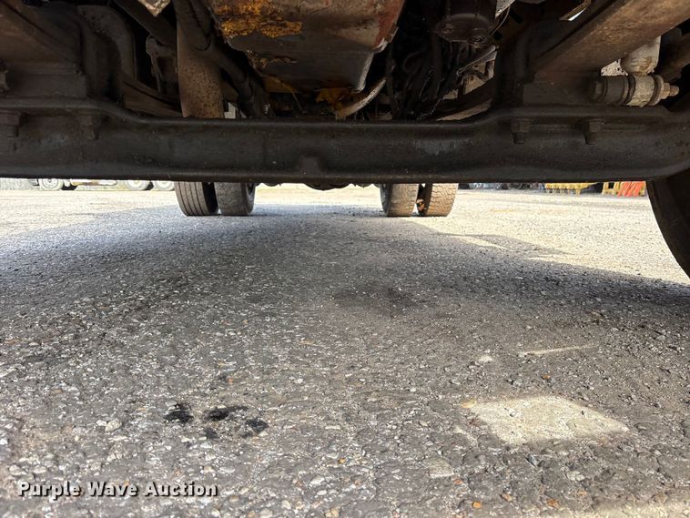 image for item ES8592 2004 Ford F750 dump truck