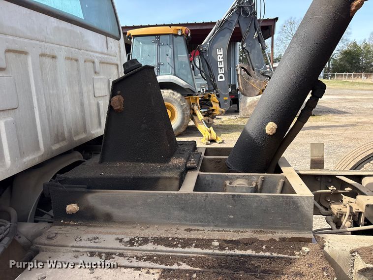 image for item ES8592 2004 Ford F750 dump truck