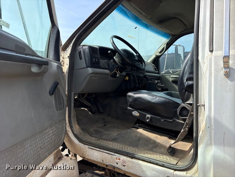 image for item ES8592 2004 Ford F750 dump truck