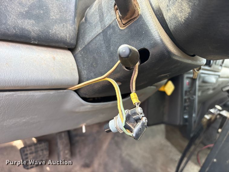 image for item ES8592 2004 Ford F750 dump truck