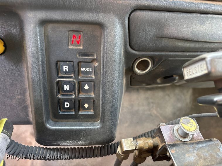 image for item ES8592 2004 Ford F750 dump truck