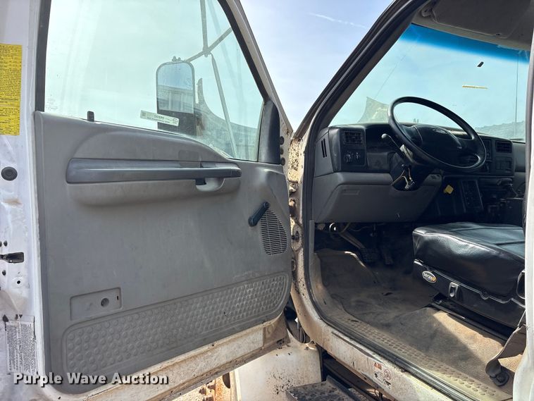 image for item ES8592 2004 Ford F750 dump truck