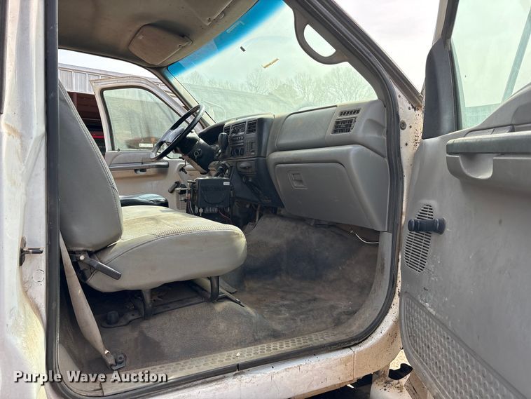 image for item ES8592 2004 Ford F750 dump truck