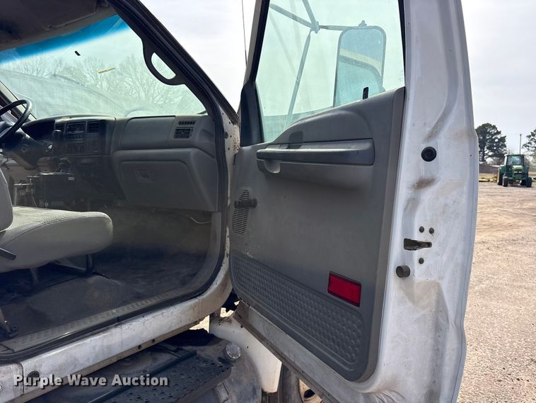 image for item ES8592 2004 Ford F750 dump truck