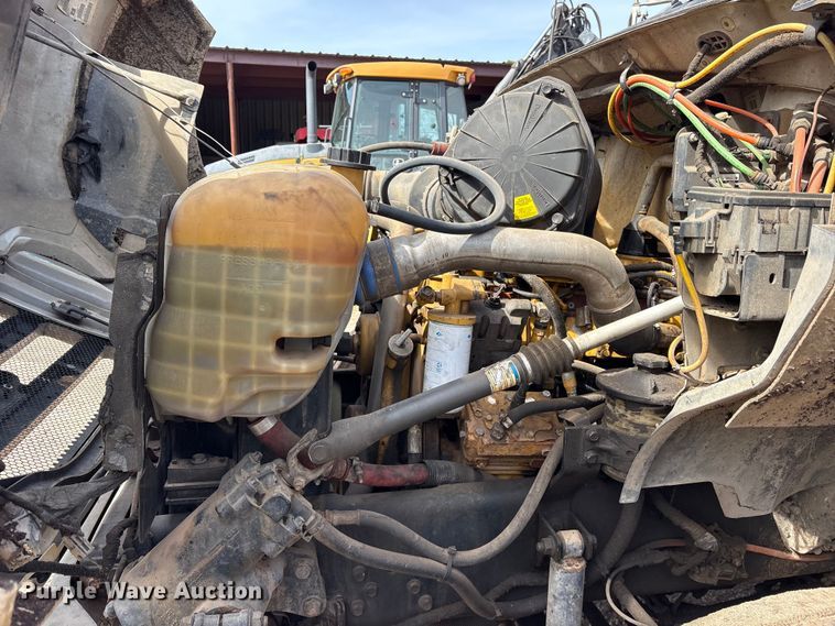 image for item ES8592 2004 Ford F750 dump truck