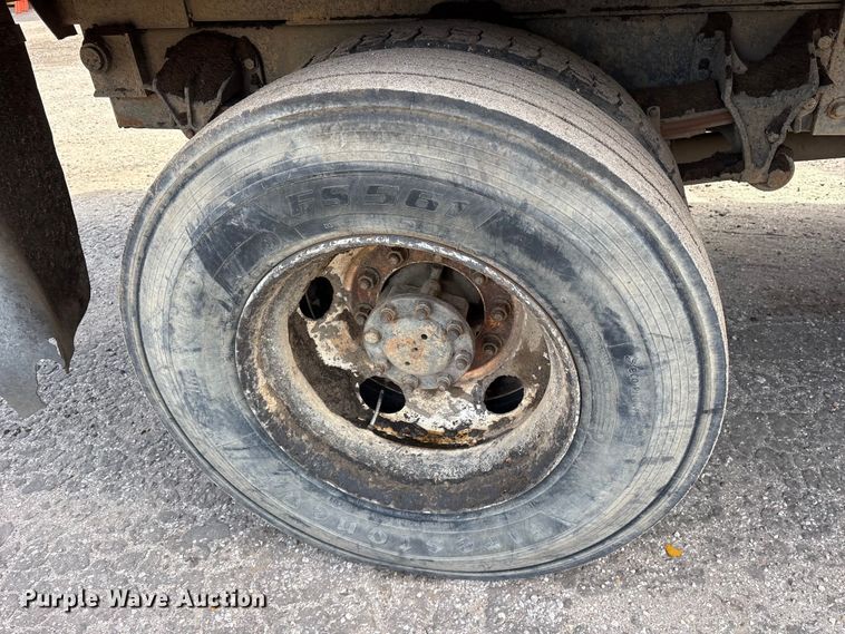 image for item ES8592 2004 Ford F750 dump truck