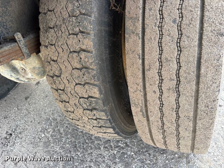 image for item ES8592 2004 Ford F750 dump truck