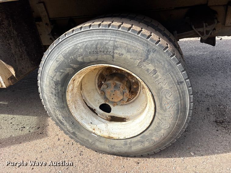 image for item ES8592 2004 Ford F750 dump truck