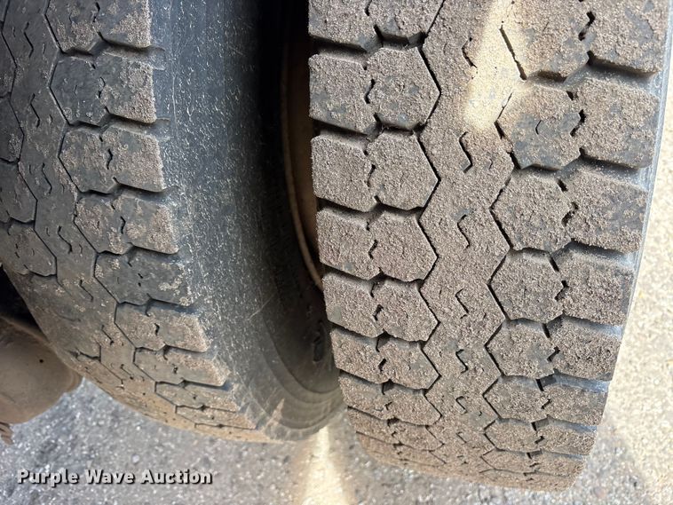 image for item ES8592 2004 Ford F750 dump truck