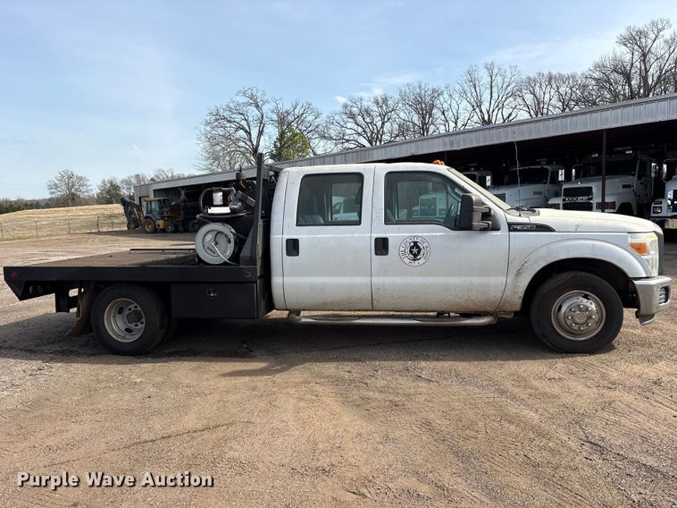 image for item ES8593 2015 Ford F350 Super Duty Crew Cab flatbed pickup truck