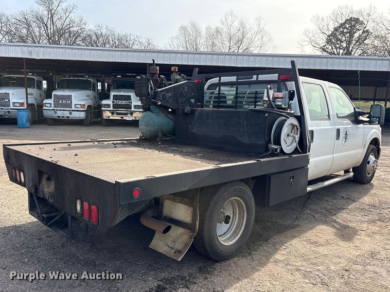 image for item ES8593 2015 Ford F350 Super Duty Crew Cab flatbed pickup truck