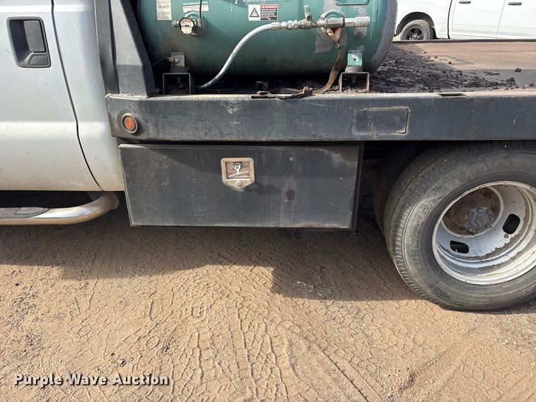 image for item ES8593 2015 Ford F350 Super Duty Crew Cab flatbed pickup truck