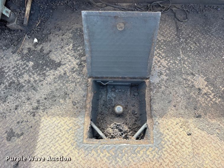 image for item ES8593 2015 Ford F350 Super Duty Crew Cab flatbed pickup truck