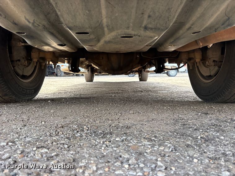 image for item ES8593 2015 Ford F350 Super Duty Crew Cab flatbed pickup truck