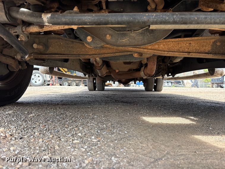 image for item ES8593 2015 Ford F350 Super Duty Crew Cab flatbed pickup truck