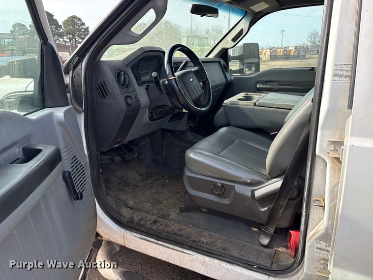 image for item ES8593 2015 Ford F350 Super Duty Crew Cab flatbed pickup truck