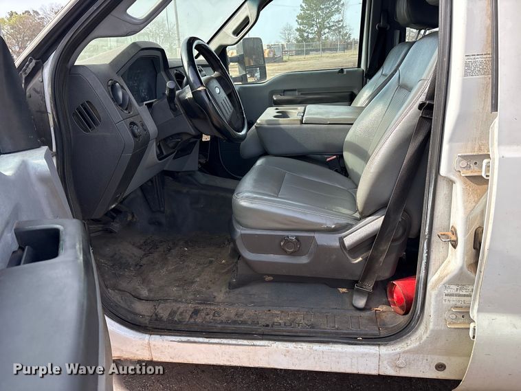 image for item ES8593 2015 Ford F350 Super Duty Crew Cab flatbed pickup truck